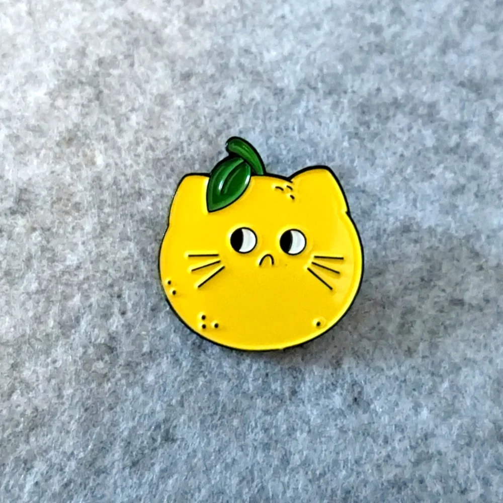 🍋 Lemon Cat Pin - Picture 1 of 3